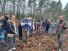 Sadzenie lasu z uczniami Szkoły Podstawowej z Różańska